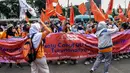 Sejumlah buruh perempuan memegang poster saat menggelar aksi di depan gedung DPR RI, Jakarta, Selasa (8/3/2022). Mereka menuntut dibatalkannya Omnibus Law UU Cipta Kerja dan mendesak agar RUU Tindak Pidana Kekerasan Seksual (TPKS) segera disahkan oleh DPR RI. (Liputan6.com/Johan Tallo)