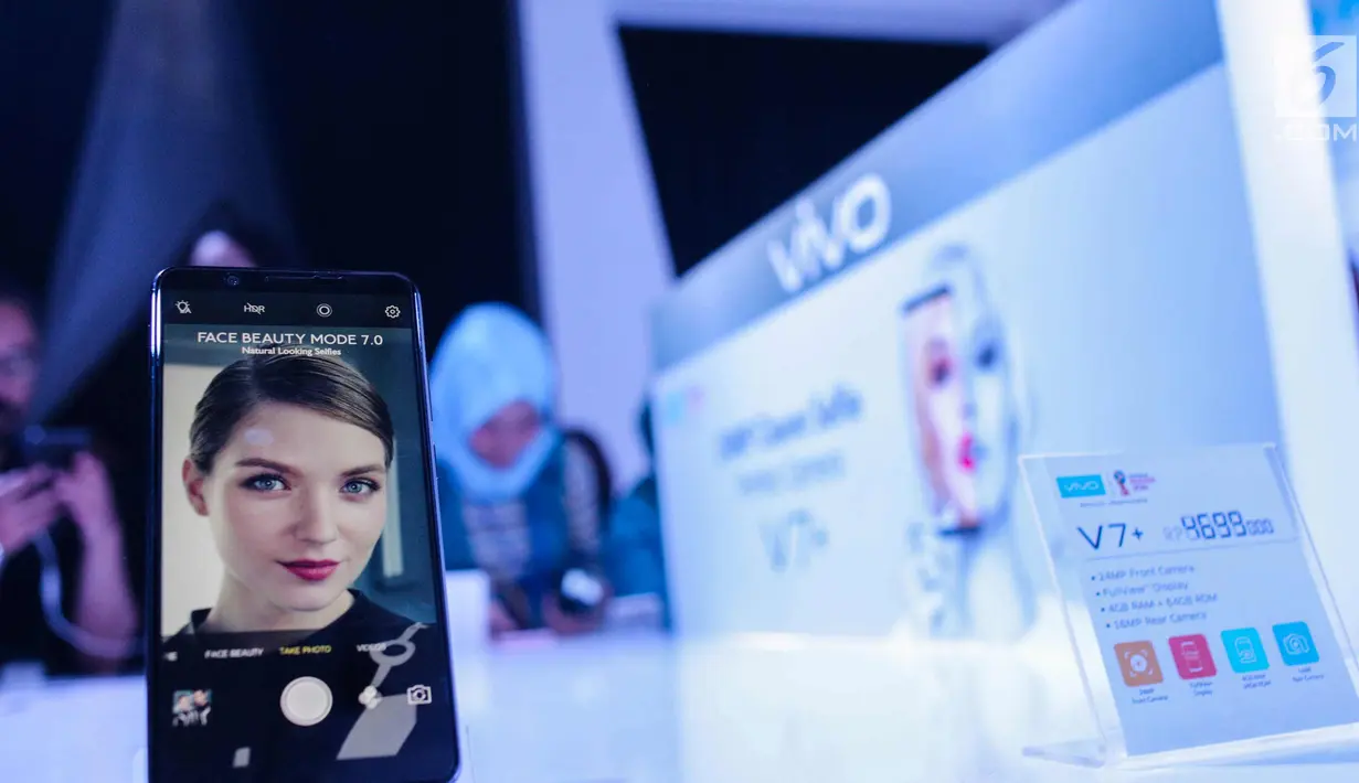 Smartphone Vivo V7 Plus terlihat saat grand launching VIVO V7 Plus, Jakarta, Kamis (28/9). smartphone tersebut dijual dengan harga Rp. 4.699.000. (Liputan6.com/Faizal Fanani)