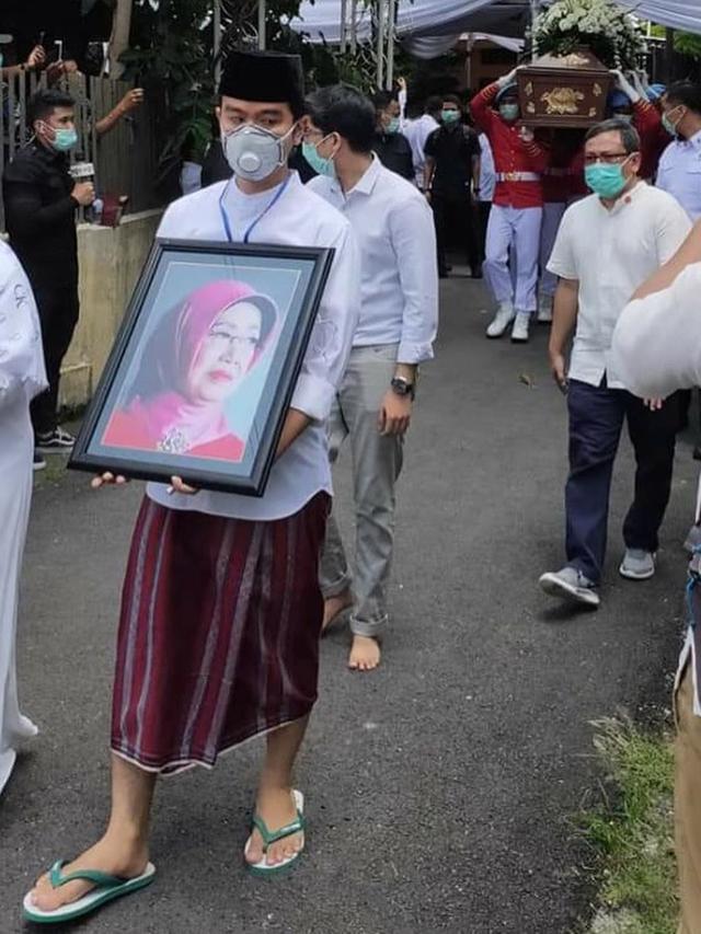 Dikebumikan di Samping Suami, Ini 6 Dikebumikan di Samping Suami, Ini 6 Prosesi Pemakaman Ibunda Jokowi