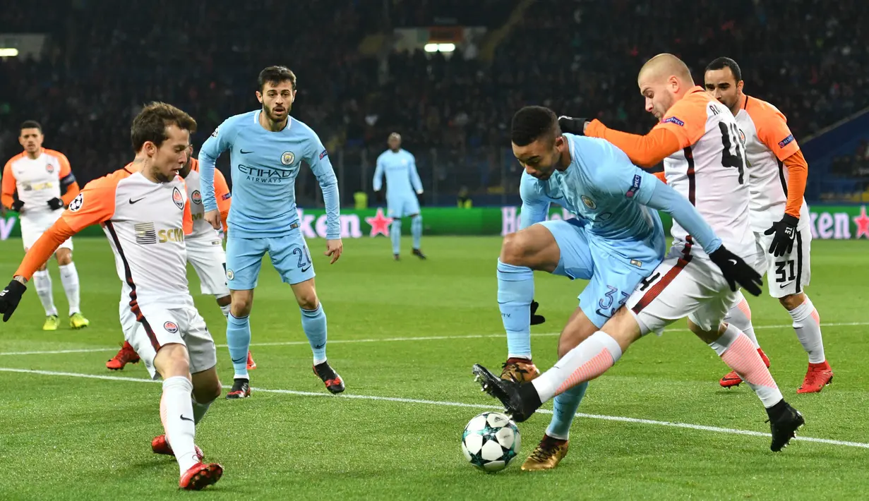 Striker Manchester City, Gabriel Jesus, berusaha melewati bek Shakhtar Donetsk, Yaroslav Rakitskiy, pada laga Liga Champions di Stadion Metalist, Kharkiv, Rabu (6/12/2017). Shakhtar menang 2-1 atas City. (AFP/Genya Savilov)