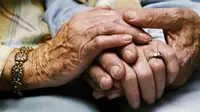 Cerita menyedihkan, tentang sebuah pasangan asal Texas yang telah menikah 58 tahun, wafat bergandengan tangan.