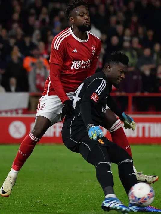 Laga kedua tim berlangsung ketat. (AP Photo/Rui Vieira)
