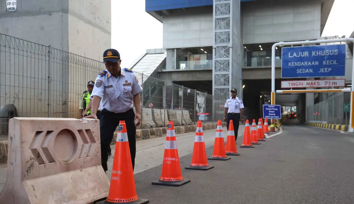 Jalur ini akan diberi kanalisasi hingga off ramp tol Lebak Bulus. (Kapanlagi.com/Budy Santoso)