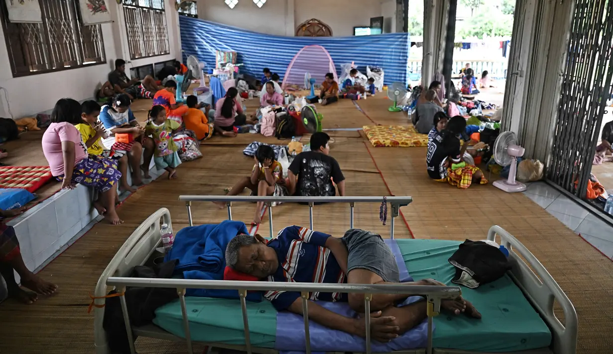 Sementara, lebih dari 35.000 orang terpaksa mengungsi dari rumah mereka. (Lillian SUWANRUMPHA/AFP)