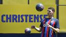 Ia mengungkapkan rasa senang dan bangga karena bisa bergabung bersama Barcelona. Andreas Chirstensen mengaku bahwa bergabung dengan klub Catalan tersebut merupakan mimpinya sejak kecil. (AFP/Pau Barrena)