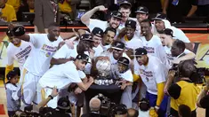 Pemain Golden State Warriors berfoto bersama usai memenangkan di Game ke 5 final wilayah barat melawan Houston Rockets di Oakland, California, (27/5/2015). Warriors menang 104-90 dan melaju ke final NBA setelah 40 tahun. (Kelley L Cox-USA TODAY Sports)