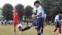 Legenda Bayern Munchen, Martin Demichelis, memberikan coaching clinic kepada pesepak bola muda di Lapangan PSPT Tebet, Jakarta, Minggu (23/6). Acara ini merupakan rangkaian Allianz Explorer Camp 2019. (Bola.com/Vitalis Yogi Trisna)