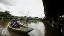 Sejumlah pengendara motor menaiki perahu eretan di  Kanal Banjir Barat (KBB), Teluk Gong, Jakarta, Rabu (10/2/2016). Dengan tarif Rp 2000, mereka dapat mempersingkat jarak dan waktu dari Teluk Gong menuju Pluit. (Liputan6.com/Faizal Fanani)