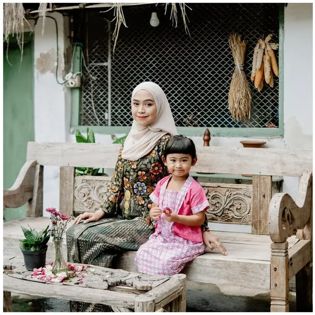 6 Detail Ria Ricis dalam Balutan Kebaya Floral yang Memukau, Asyik Liburan di Jogja