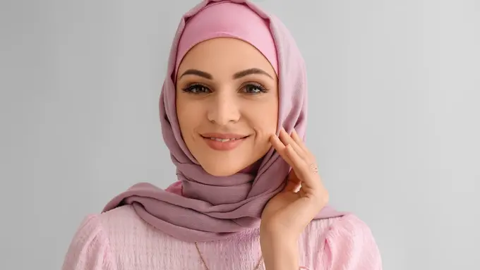 6 Tips Makeup Saat Ngantor di Bulan Ramadan, Pancarkan Wajah Segar dan Stunning Sepanjang Hari