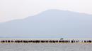 Wisatawan berjalan di atas instalasi "The Floating Piers" di Danau Iseo, Italia, (24/6). Seni instalasi yang mengambang di atas Danau Iseo menghubungkan Desa Sulzano ke pulau kecil Monte Isola yang berada di tengah danau. (REUTERS/Stefano Rellandini)
