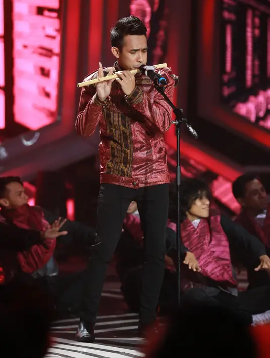 Selain itu, tampilan solo Fildan membawakan lagu bertajuk Hikayat Cinta juga berhasil menyita perhatian para penonton. Terlebih ia menunjukan kepiawaiannya dalam memainkan seruling. (Adrian Putra/Bintang.com)
