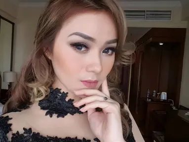 Dara merupakan anak sulung dari 3 bersaudara di keluarganya. Dara yang kini masih aktif menjadi penyanyi di The Virgin semakin menunjukkan aura cantiknya. (Liputan6.com/IG/@darathevirgin)