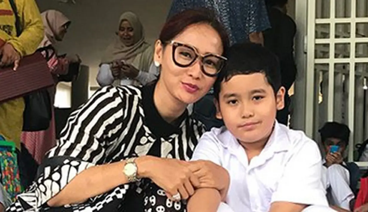 Sibuk dengan segala aktivitasnya menjadi penyanyi dangdut dang pebisnis, Inul Daratista ternyata tetap menjalankan kewajiban utamanya sebagai ibu. Terlihat dalam foto-foto bersama anaknya berikut ini. (Instagram/inul.d)