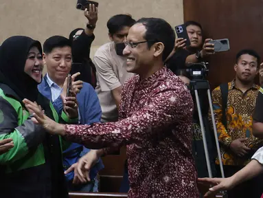 Mantan Menteri Pendidikan, Kebudayaan, Riset dan Teknologi (Mendikbudristek), Nadiem Makarim sesaat sebelum menjalani persidangan lanjutan di Pengadilan Tindak Pidana Korupsi Jakarta (Tipikor) Jakarta, Senin (2/2/2026). Mantan Menteri Pendidikan, Kebudayaan, Riset dan Teknologi (Mendikbudristek), Nadiem Makarim kembali menjalani sidang kasus dugaan korupsi pengadaan laptop chromebook. (Kapanlagi.com/Budy Santoso)