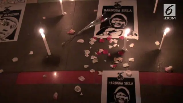 Sekelompok orang yang mengatasnamakan Bandung Supporter Alliance gelar aksi damai dengan tabur bunga dan menyalakan lilin. Aksi ini sebagai solidaritas setelah insiden tewasnya supporter asal Jakarta, Haringga Sirla.