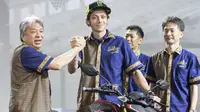 Valentino Rossi saat peluncuran motor baru Yamaha, Xabre, di The Mulia Resort, Bali, Selasa (26/1/2016). (Bola.com/Vitalis Yogi Trisna)