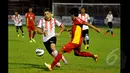 Penyerang Persija, Yevgeni Kabayev (kiri) saat melewati pemain Semen Padang saat laga SCM Cup 2015 di Stadion H Agus Salim, Padang, Rabu (21/1/2015). Persija Menang 4-0 atas Semen padang. (Liputan6.com/Johan Tallo)