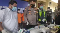 Kepala Polresta Pekanbaru Kombes Nandang dengan barang bukti narkoba jaringan Malaysia. (Liputan6.com/M Syukur)