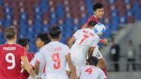 Kemenangan atas Myanmar tak cukup mengantarkan Timnas Indonesia U-22 untuk melangkah ke semifinal lewat jalur runner up terbaik. Tampak dalam foto, Kadek Arel Priyatna (Timnas Indonesia U-22 - kanan) berebut bola atas dengan beberapa pemain Myanmar pada pertandingan Grup C SEA Games 2025 di The 700th Anniversary of Chiang Mai Stadium, Thailand, Jumat (12/12/2025). (Bola.com/Bagaskara Lazuardi)