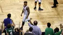 Guard Boston Celtics, Isaiah Thomas (4) rmerayakan kemenangan timnya bersama fans usai mengalahkan Atlanta Hawks 111-103 pada laga play off NBA di TD Garden, Sabtu (23/4/2016) WIB. (Reuters/David Butler II-USA TODAY Sports)