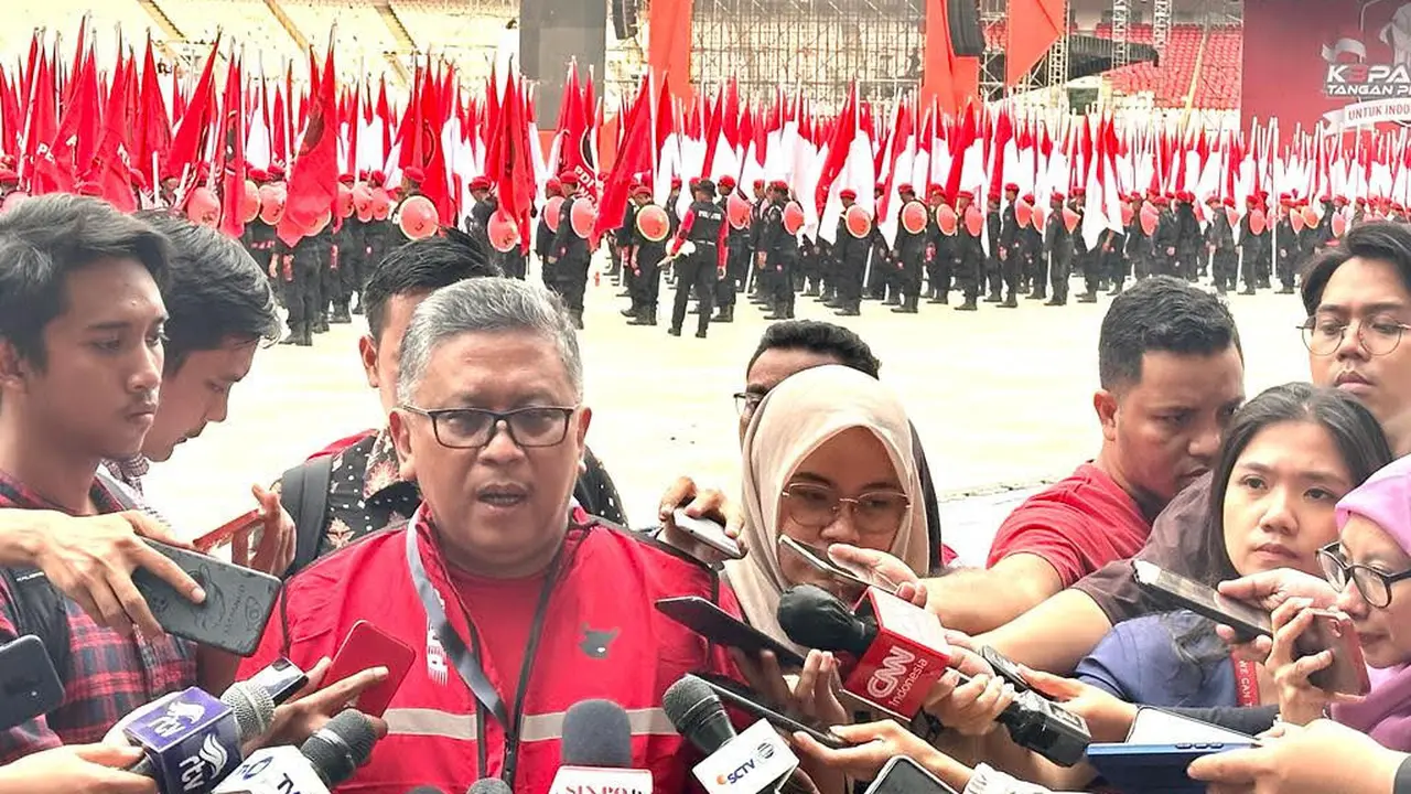 Sekjen PDIP Hasto Kristiyanto saat meninjau persiapan puncak bulan bung karno di Stadion Utama Gelora Bung Karno.