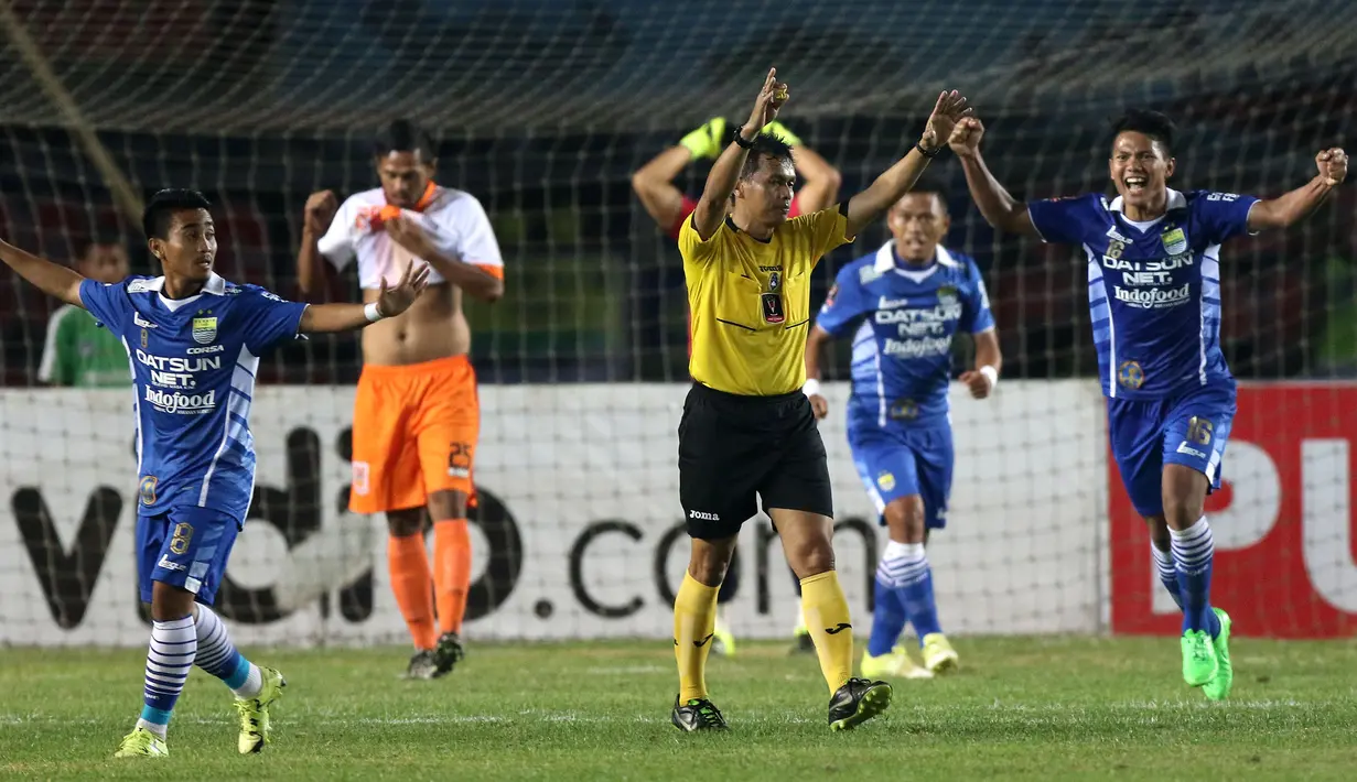 Ekspresi pemain Persib setelah menang melawan Pusamania Borneo FC dalam laga leg kedua perempatfinal Piala Presiden 2015 di Stadion Si Jalak Harupat, Bandung, Sabtu (26/9/2015). (Bola.com/Arief Bagus)