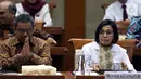 Menteri Keuangan Sri Mulyani (kanan) saat mengikuti rapat kerja dengan Komisi XI DPR RI di Gedung Nusantara I, Jakarta, Senin (4/11/2019). Rapat membahas mengenai evaluasi kinerja 2019 dan rencana kerja 2020. (Liputan6.com/JohanTallo)