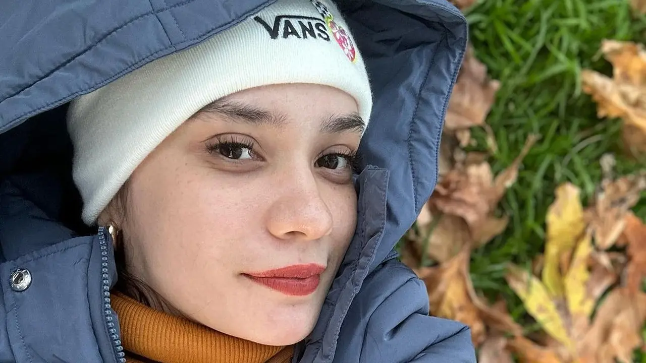 Putri Anne melepas hijab (Instagram/anneofficial1990)