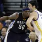 Pemain Memphis Grizzlies, Zach Randolph (50) mencoba melewati kawalan pemain Golden State Warriors, Zaza Pachulia pada laga NBA di Oracle Arena, Oakland, (6/1/2017). Warriors kalah 119-128.  (AP/Marcio Jose Sanchez)