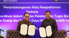 Gubernur BI Agus Martowardojo bersama Menteri ESDM Ignasius Jonan usai menandatangani perjanjian kerja sama di Jakarta, Kamis (13/4). BI dan Kementerian ESDM memperluas kerjasama yang mencakup peningkatan keuangan inklusif. (Liputan6.com/Angga Yuniar)