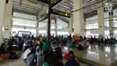 Calon pemudik menunggu keberangkatan bus Antar Kota Antar Provinsi (AKAP) di Terminal Pulo Gebang, Jakarta, Sabtu (1/6/2019). H-4 Lebaran, Terminal Pulo Gebang terpantau ramai lancar. (merdeka.com/Imam Buhori)
