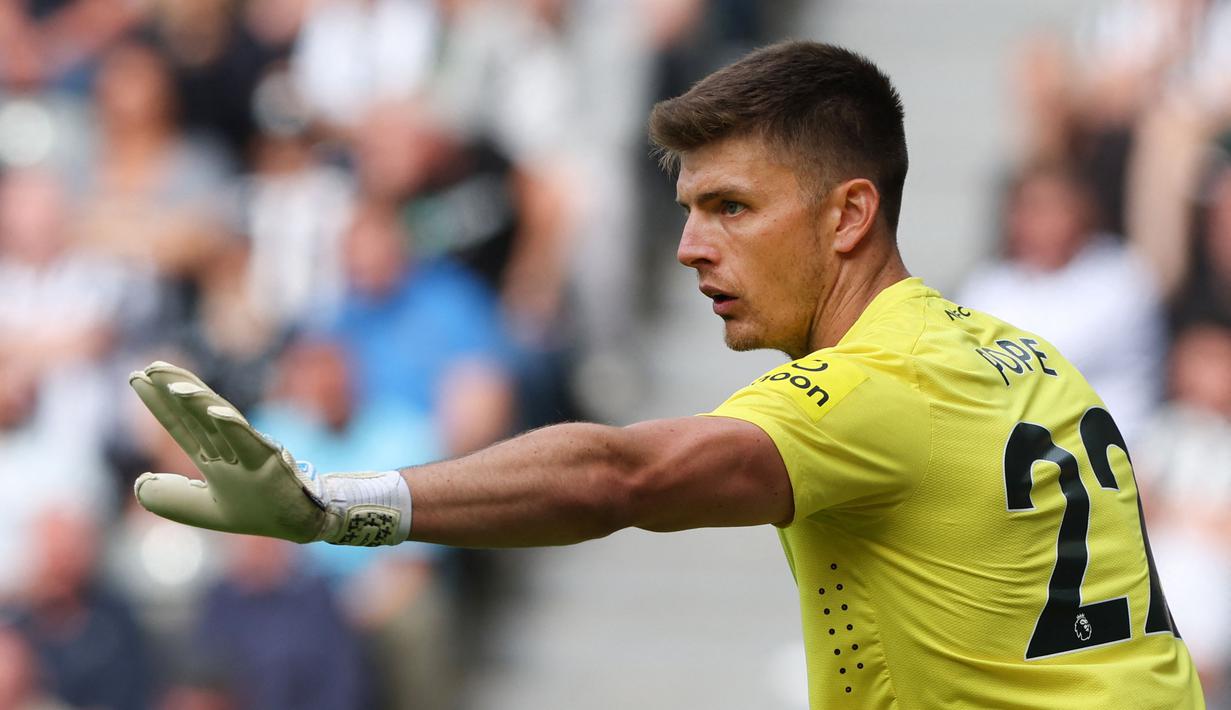 Nick Pope tampil solid di bawah mistar Newcastle. Sejauh ini, ia telah mencatatkan 6 cleansheet dalam 13 penampilannya di Liga Inggris. Hal itu membuatnya memuncaki daftar sementara kiper dengan torehan cleansheet terbanyak di liga pada musim ini. Pope merupakan pemain yang baru didatangkan The Magpies pada bursa transfer musim panas ini. Ia diboyong dengan harga 12 juta euro dari Burnley. (AFP/Nigel Roddis)