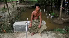Khin Naing (50), duduk di dekat rumahnya di Yangon, 3 Juni 2016. Khin Naing merupakan seorang mantan tentara Myanmar yang kehilangan kedua kakinya pada 2009 setelah menginjak ranjau saat bertugas melawan kelompok etnis bersenjata. (REUTERS/Soe Zeya Tun)
