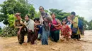 Warga berjalan melintasi banjir di Pyinmana di wilayah Naypyidaw, Myanmar, pada tanggal 13 September 2024. (Sai Aung MAIN/AFP)