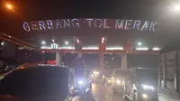 Macet panjang terjadi hingga keluar Pelabuhan Merak, bahkan sampai masuk kedalam Tol Tangerang-Merak. (Liputan6.com/Yandhi Deslatama).