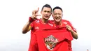 Kapten tim Persija, Ismed Sofyan (kiri) berfoto saat perayaan gelar juara Go-Jek Liga 1 Indonesia 2018 bersama Bukalapak di Stadion GBK, Jakarta, Minggu (9/12). Persija meraih juara dengan 62 poin. (Liputan6.com/Helmi Fithriansyah)