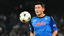 Pemain Napoli, Kim Min-jae berusaha mengontrol bola pada laga Grup A Liga Champions 2022/2023 melawan Rangers FC di Diego Armando Maradona Stadium, Naples, 26 Oktober 2022. Nilai pasar Min-jae saat ini adalah 50 juta euro. MU hingga Tottenham Hotspur dilaporkan kepincut kepada pemain asal Korea Selatan itu. (AFP/Andreas Solaro)