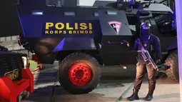 Seorang anggota Brimob bersiaga di depan kendaraan taktis (rantis) yang akan mengangkut skuad Persija Jakarta usai laga pekan ke-10 BRI Liga 1 2023/2024 menghadapi Dewa United di Stadion Indomilk Arena, Tangerang, Jumat (25/8/2023). (Bola.com/M Iqbal Ichsan)