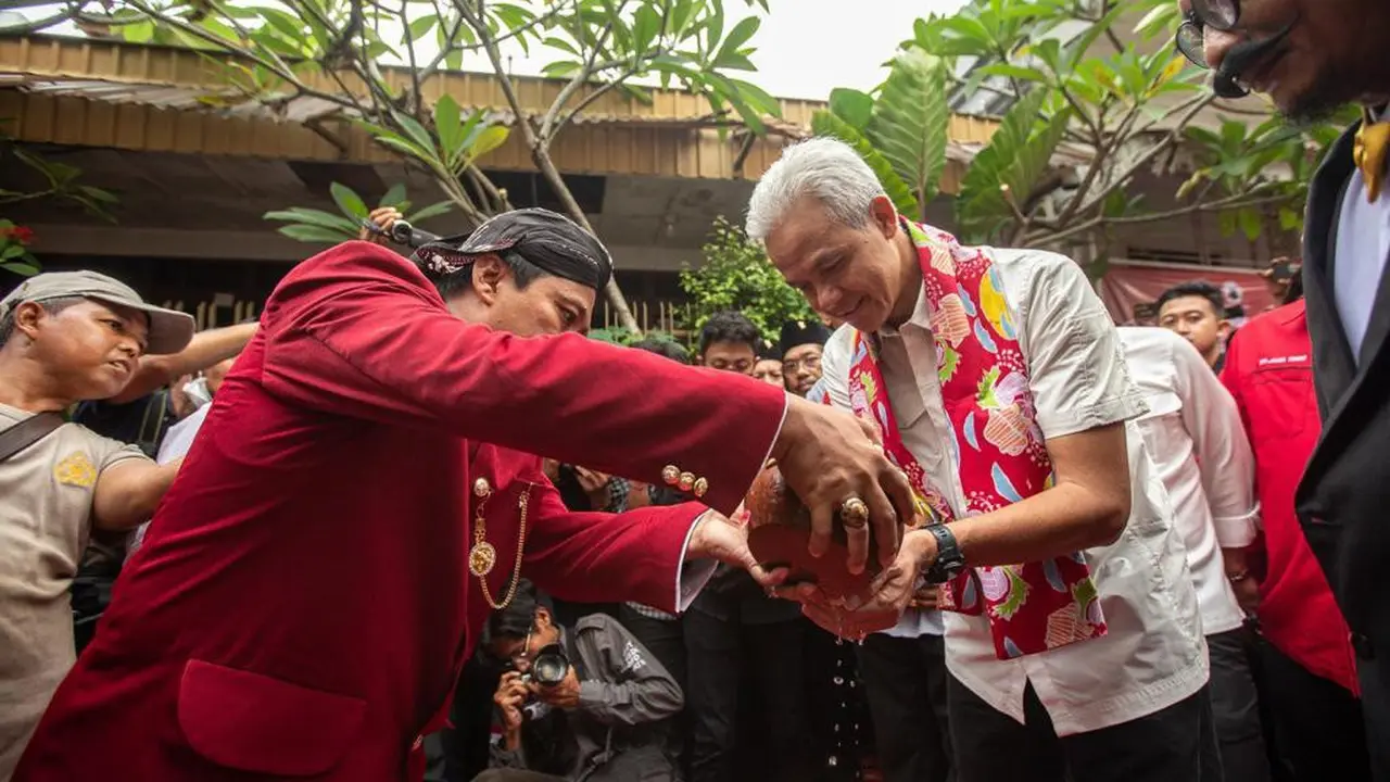 Bakal calon presiden atau capres PDI Perjuangan (PDIP) Ganjar Pranowo mengungkapkan kriteria wajib untuk bakal calon wakil presiden (cawapres) yang akan mendampinginya pada Pemilihan Presiden atau Pilpres 2024.