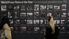 Pengunjung melihat karya yang dipajang dalam pameran World Press Photo Festival 2017 di De Nieuwe Kerk, Amsterdam, Belanda, Jumat (21/4). Pameran ini berlangsung hingga 9 Juli 2017. (Liputan6.com/Immanuel Antonius)