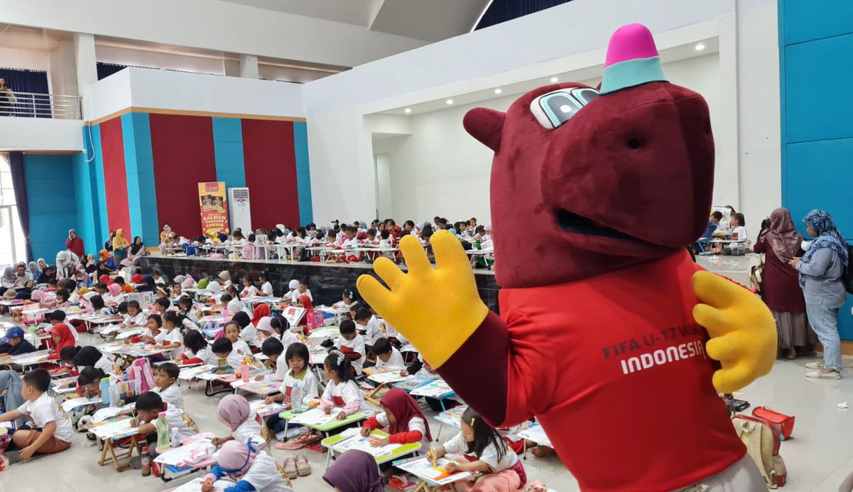 Maskot Piala Dunia U-17, Bacuya menyambangi lomba menggambar saat Karnaval SCTV yang digelar di Menara Pandang Teratai Purwokerto, Jawa Tengah pada Sabtu (23/09/2023). Lomba mewarnai tersebut diikuti 300 anak SD. (Dok. SCTV)