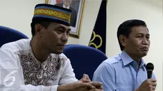 Dirjen HAM Kemenkumham, Mualimin Abdi (kanan) bersama Budi Imam pemilik Fresh Laundry, melakukan pertemuan di kantor Dirjen HAM, Jakarta, Senin (10/10). Pertemuan terkait gugatannya kepada pemilik laundry beberapa waktu lalu. (Liputan6.com/Helmi Afandi)