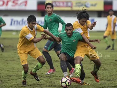 Striker Timnas Indonesia U-22, Yabes Roni Malaifani, berusaha melewati pemain PS Badung pada laga uji coba di Stadion Kapten I Wayan Dipta, Bali, Senin (10/7/2017). Timnas U-22 menang 6-1 atas PS Badung. (Bola.com/Vitalis Yogi Trisna)