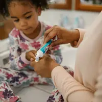 Ilustrasi mengajari anak satu tahun sikat gigi. Credits: pexels.com by RODNAE Productions