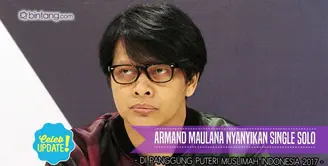 Armand Maulana nyanyikan single solonya di panggung Puteri Muslimah Indonesia 2017.