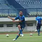Gelandang Persib Bandung Omid Nazari menjalani sesi latihan di Stadion Gelora Bandung Lautan Api (GBLA), Rabu (22/1/2020).
