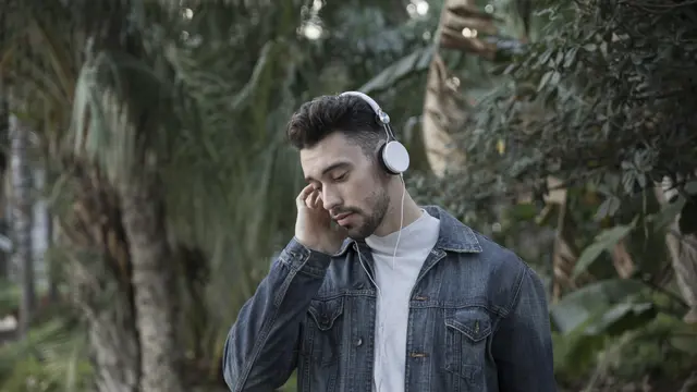 Mendengarkan Lagu Galau saat Patah Hati, Bikin “Sembuh” atau Makin Sedih?