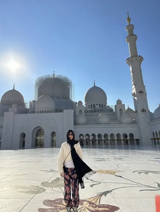 Berkunjung ke Masjid Agung Sheikh Zayed di Abu Dhabi, Kamis (2/2/2023), di sela tur konser BORN PINK yang sedang berlangsung, Jennie tampil mengenakan pashmina hitam. (@jennierubyjane)