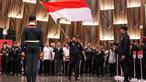 Chef de Misson (CdM), Basuki Hadimuljono mengibarkan bendera merah putih saat pengukuhan Tim Indonesia untuk Asian Games 2022 yang berlangsung di Auditorium Kementerian PUPR, Jakarta, Selasa (19/09/2023). Sebanyak 413 atlet dari 30 cabang olahraga dikirim ke Asian Games kali ini. (Bola.com/Bagaskara Lazuardi)